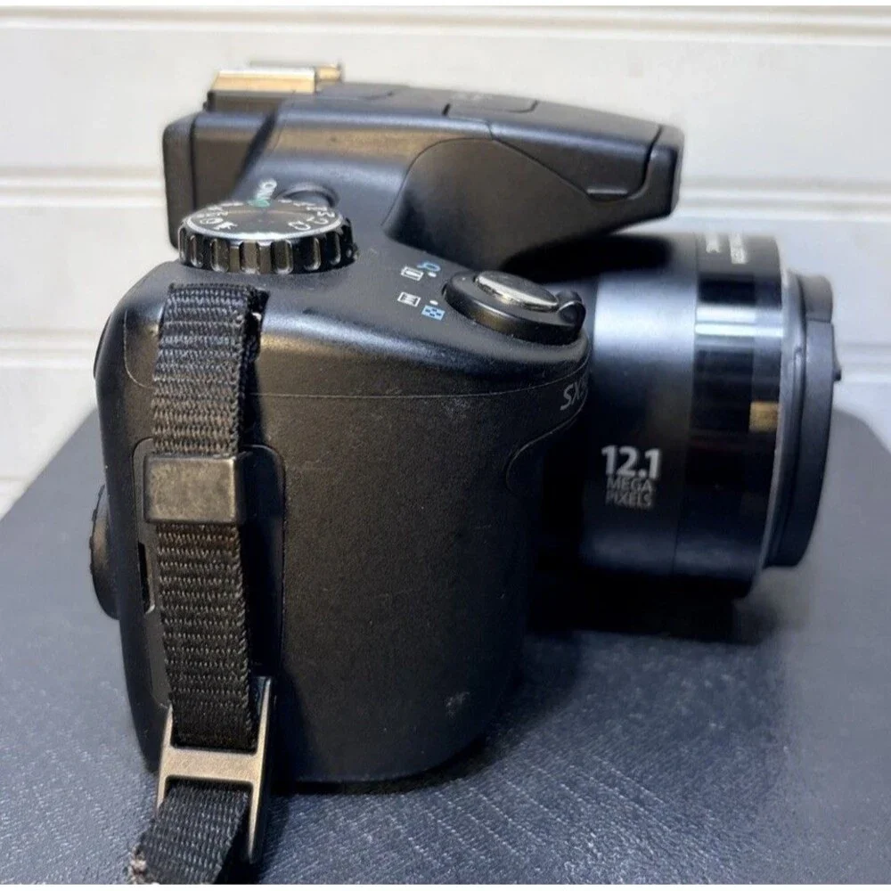 Canon PowerShot SX50 HS 12.1MP 50x Optical Zoom Digital Camera Bundle In Box